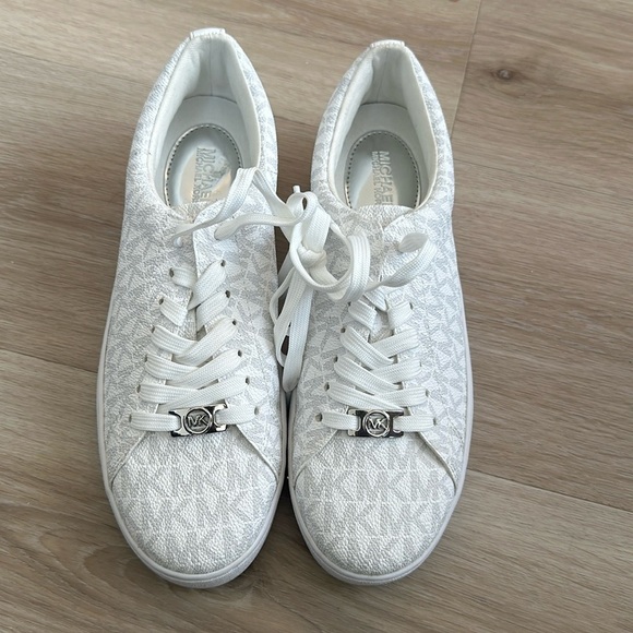 MICHAEL Michael Kors Shoes - MICHAEL MICHAEL KORS
Sneakers women 6.5 NWOB